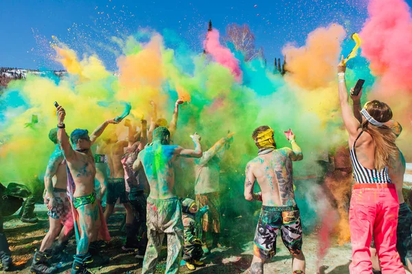 Sheregesh, Kemerovo region, Russia - April 13, 2019: A group of a young people throwing colorful holi powder. — Stock Photo, Image