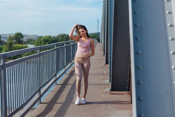 Retrato Cálido Verano Una Joven Mujer Hermosa Posando Viejo Puente —  Fotos de Stock