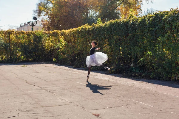 Bailarina Mujer Falda Ballet Blanca Bailando Con Zapatos Puntiagudos Parque — Foto de Stock