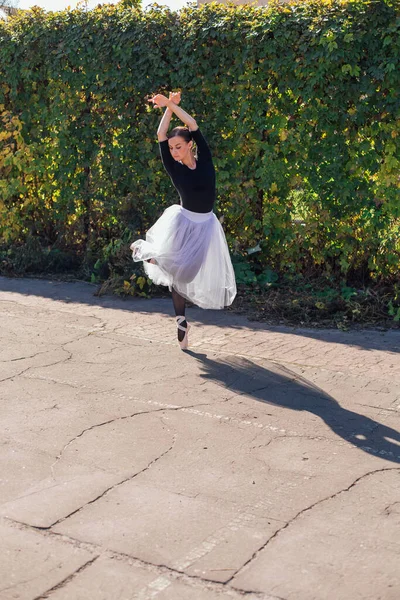 Bailarina Mujer Falda Ballet Blanca Bailando Con Zapatos Puntiagudos Parque —  Fotos de Stock