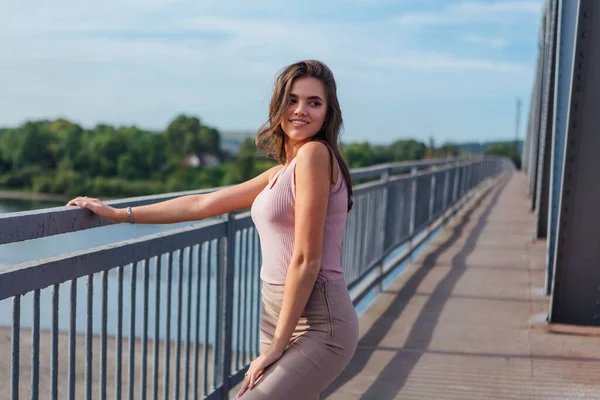 Retrato Verão Quente Uma Jovem Bela Mulher Posando Velha Ponte — Fotografia de Stock