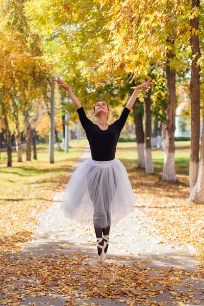 Ballerina Donna Gonna Bianca Ballerina Scarpe Punta Parco Autunnale Dorato — Foto Stock