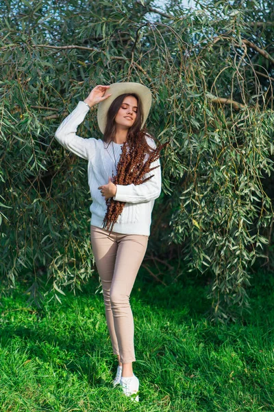 Menina Adolescente Bonita Feliz Morena Vestida Com Suéter Branco Jeans Imagem De Stock