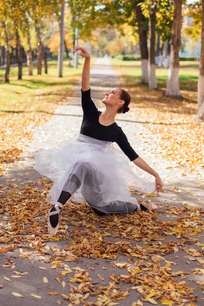 Ballerina Donna Gonna Bianca Ballerina Scarpe Punta Parco Autunnale Dorato — Foto Stock