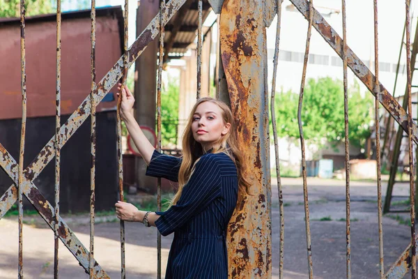 Mujer Del Look Moda Con Pelo Largo Rubio Pie Cerca — Foto de Stock