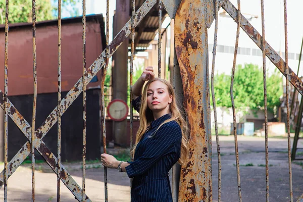 Mujer Del Look Moda Con Pelo Largo Rubio Pie Cerca — Foto de Stock