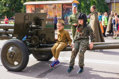 Novokuznetsk, Rusya - 24 Haziran 2020: zafer geçidi. Büyük Vatanseverlik Savaşı 'nın Zafer Günü. Faşizme karşı zaferi kutluyoruz. Askeri üniformalı çocuklar geçit törenine hazırlanıyor.