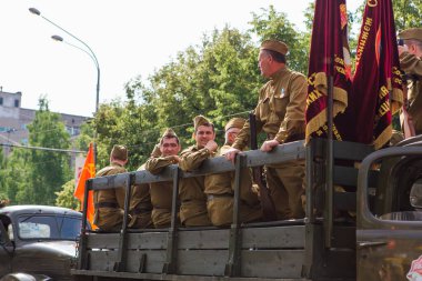 Novokuznetsk, Rusya - 24 Haziran 2020: zafer geçidi. Büyük Vatanseverlik Savaşı 'nın Zafer Günü. Faşizme karşı zaferi kutluyoruz. Askeri üniformalı insanlar geçit törenine hazırlanıyor.