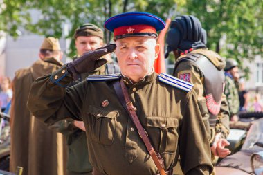 Novokuznetsk, Rusya - 24 Haziran 2020: zafer geçidi. Büyük Vatanseverlik Savaşı 'nın Zafer Günü. Faşizme karşı zaferi kutluyoruz. Askeri üniformalı yaşlı adam geçit törenine hazırlanıyor.