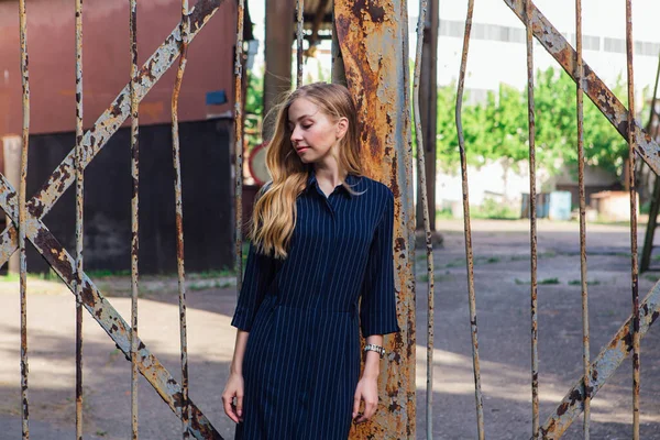 Mujer Del Look Moda Con Pelo Largo Rubio Pie Cerca — Foto de Stock