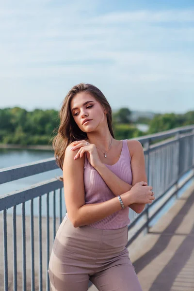 Close Quente Retrato Verão Uma Jovem Bela Mulher Posando Velha — Fotografia de Stock