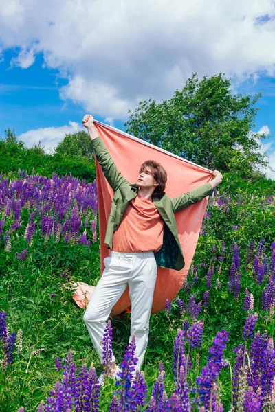 Alto Homem Bonito Uma Jaqueta Verde Campo Flores Tremoço Com — Fotografia de Stock