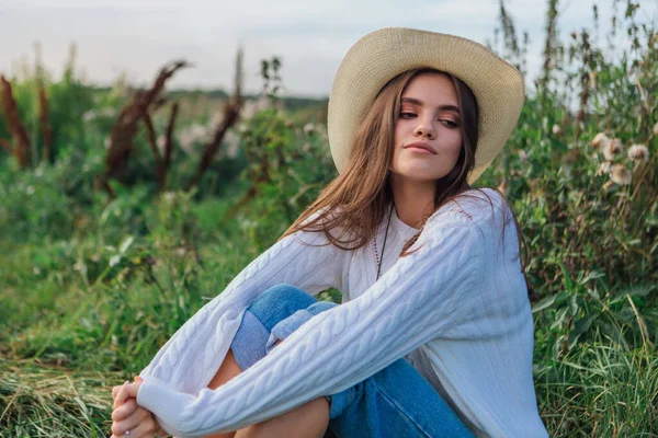Hermosa Chica Adolescente Morena Vestida Con Suéter Blanco Vaqueros Sombrero — Foto de Stock