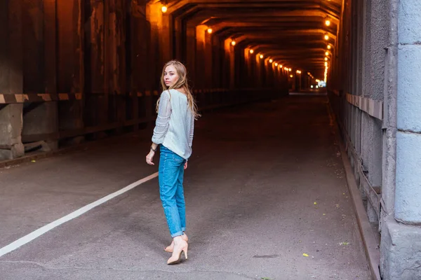 Gadis Muda Berambut Pirang Panjang Berdiri Terowongan Industri Gelap Dengan — Stok Foto