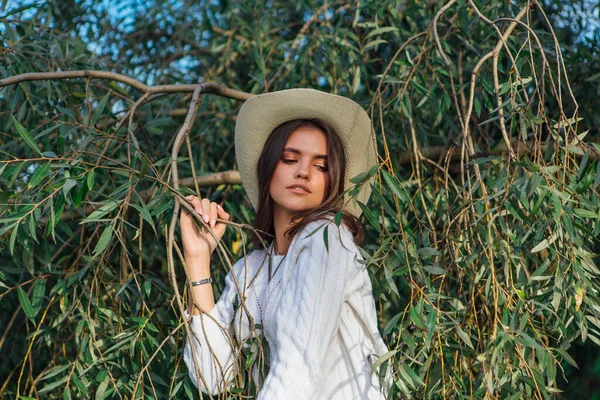 Bella Ragazza Bruna Adolescente Vestita Con Maglione Bianco Jeans Cappello — Foto Stock