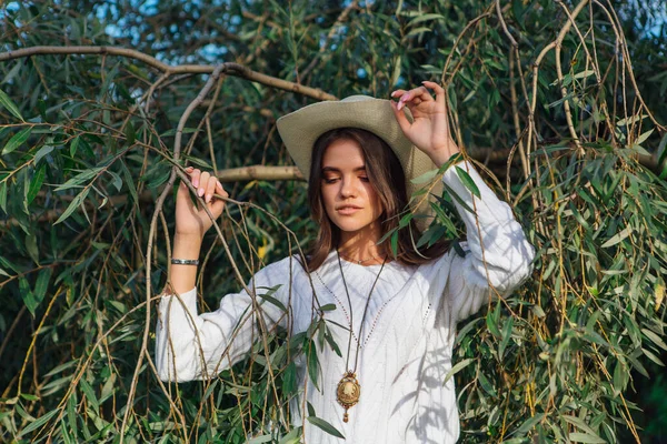 Mooi Brunette Tiener Meisje Gekleed Een Witte Trui Jeans Cowboy — Stockfoto