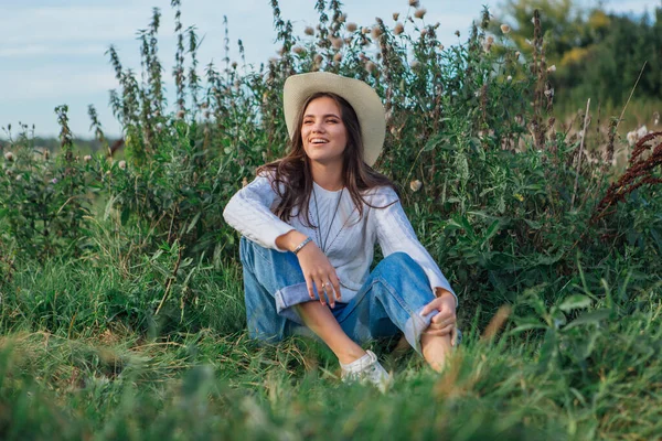 Mooi Brunette Tiener Meisje Gekleed Een Witte Trui Jeans Cowboy — Stockfoto