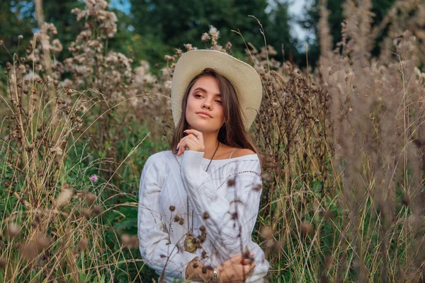 Krásná Brunetka Dospívající Dívka Oblečená Bílém Svetru Džíny Kovbojský Slamák — Stock fotografie