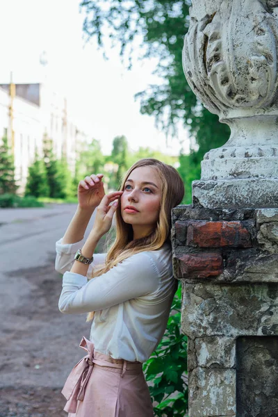 Ritratto Una Bella Ragazza Bionda Piedi Accanto Vecchio Edificio Con — Foto Stock