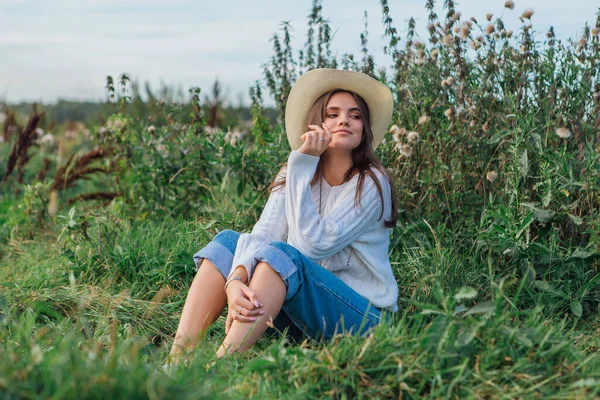 Bella Ragazza Bruna Adolescente Vestita Con Maglione Bianco Jeans Cappello — Foto Stock