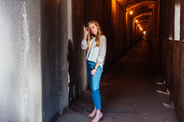 Ung Flicka Med Långt Blont Hår Stående Mörk Industritunnel Med — Stockfoto