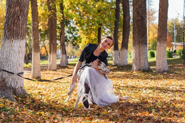 Bailarina Con Perro Dálmata Parque Dorado Otoño Bailarina Mujer Con — Foto de Stock