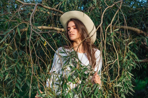 Mooi Brunette Tiener Meisje Gekleed Een Witte Trui Jeans Cowboy — Stockfoto