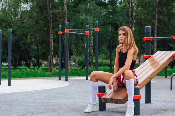 Jovem Bela Esportista Sentado Banco Imprensa Madeira — Fotografia de Stock