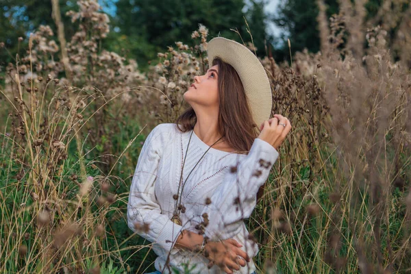 Young Beautiful Brunette Woman Dressed White Sweater Jeans Cowboy Straw — Stock Photo, Image