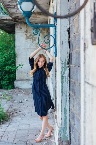 Young Beautiful Blond Woman Standing Next Old Building Decorative Antique — Stock Photo, Image