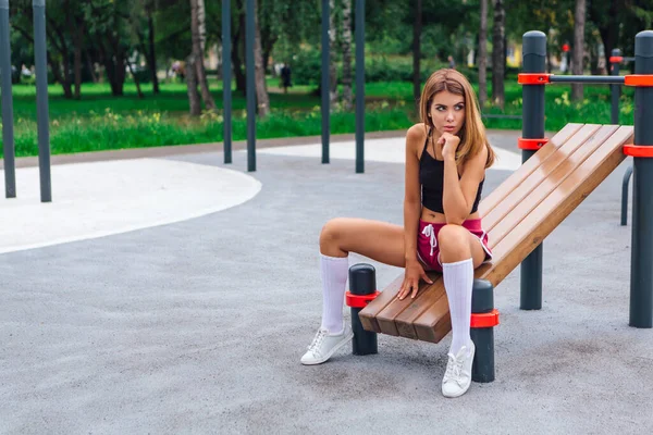 Jeune Belle Sportive Assise Sur Banc Presse Bois — Photo