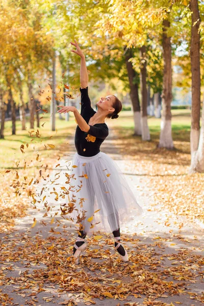 Bailarina Mujer Falda Ballet Blanca Bailando Con Zapatos Puntiagudos Parque —  Fotos de Stock