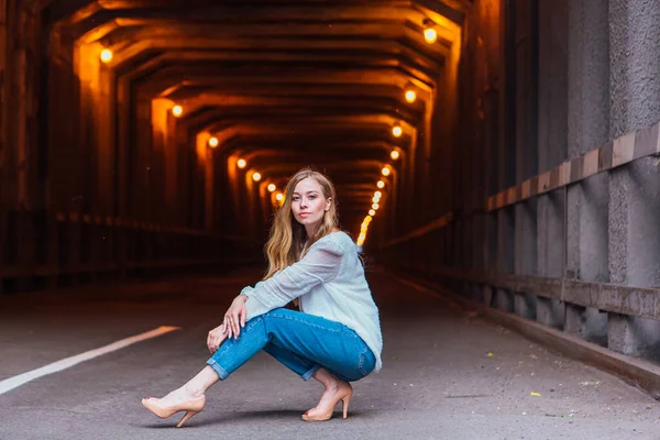 Mujer Joven Con Pelo Largo Rubio Sentada Junto Oscuro Túnel — Foto de Stock