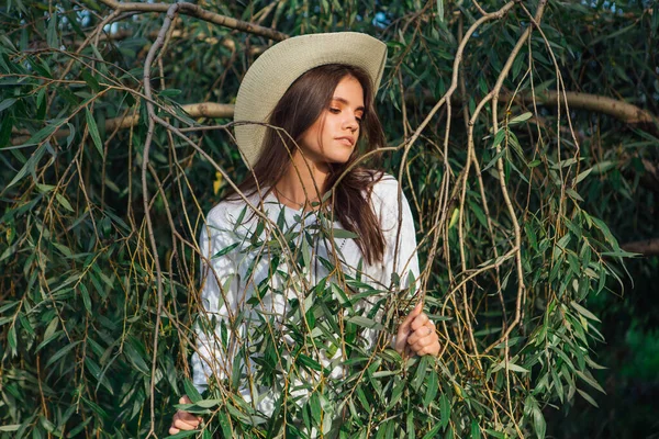 Jonge Mooie Brunette Vrouw Gekleed Een Witte Trui Jeans Cowboy — Stockfoto