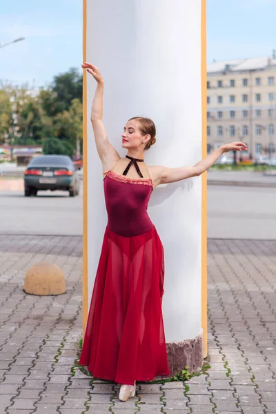 Bailarina Mujer Vestido Ballet Rojo Bailando Zapatos Puntiagudos Junto Las — Foto de Stock