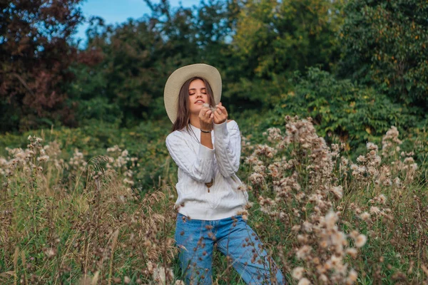 Joven Mujer Morena Hermosa Vestida Con Suéter Blanco Vaqueros Sombrero — Foto de Stock