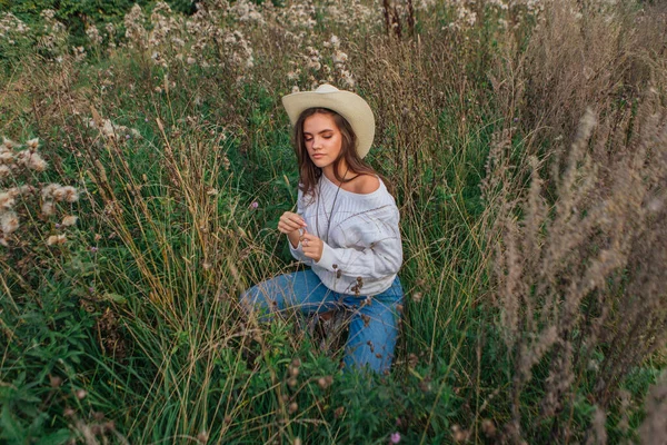 Giovane Bella Donna Bruna Vestita Con Maglione Bianco Jeans Cappello — Foto Stock