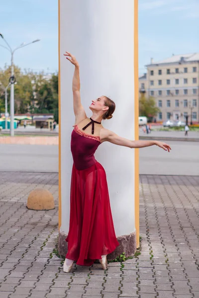 Baletnica Czerwonej Sukience Baletowej Tańcząca Szpiczastych Butach Obok Starych Kolumn — Zdjęcie stockowe