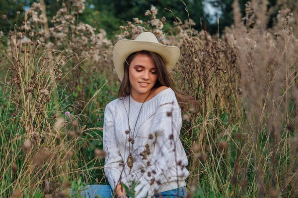 Jeune Belle Femme Brune Vêtue Pull Blanc Jean Chapeau Paille — Photo