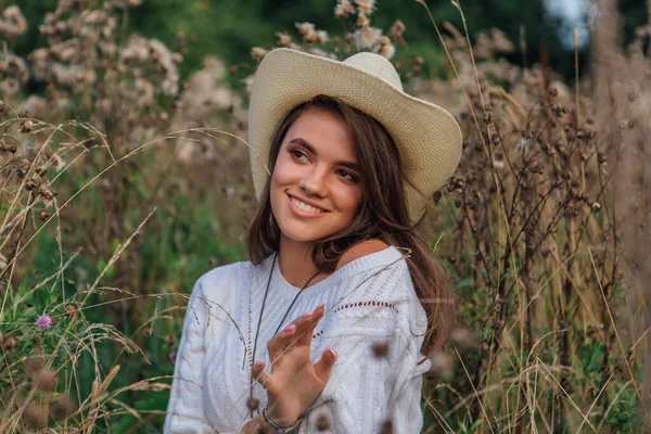 Joven Mujer Morena Hermosa Vestida Con Suéter Blanco Vaqueros Sombrero — Foto de Stock