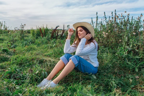 Jovem Bela Mulher Morena Vestida Com Uma Camisola Branca Jeans — Fotografia de Stock