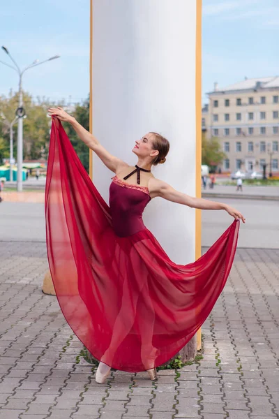 Baletnica Czerwonej Sukience Baletowej Tańcząca Szpiczastych Butach Obok Starych Kolumn — Zdjęcie stockowe