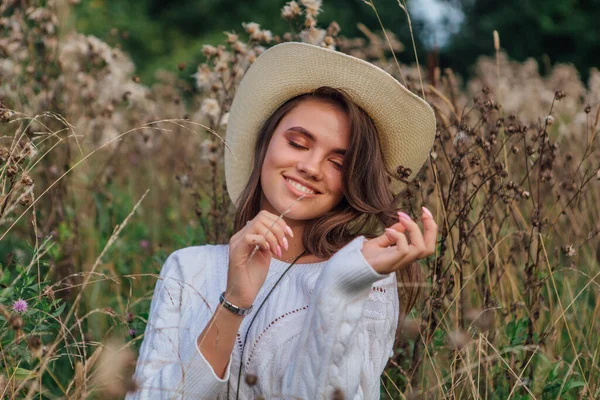 Ung Vacker Brunett Kvinna Klädd Vit Tröja Jeans Och Cowboy Stockfoto