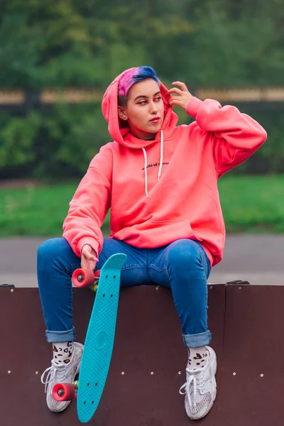 Portret Van Een Trendy Mooi Jong Meisje Gekleed Roze Hoodie — Stockfoto