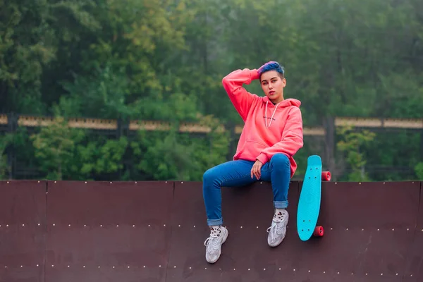 Portret Van Een Trendy Mooi Jong Meisje Met Kort Gekleurd — Stockfoto
