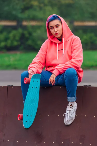 Portret Van Een Trendy Mooi Jong Meisje Gekleed Roze Hoodie — Stockfoto