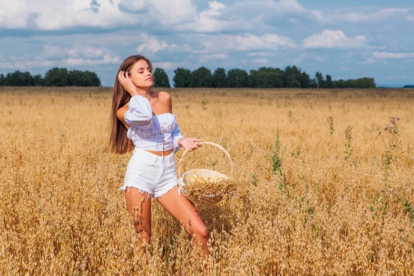 Ländliche Landschaft Junge Schöne Frau Mit Langen Haaren Weiß Gekleidet — Stockfoto