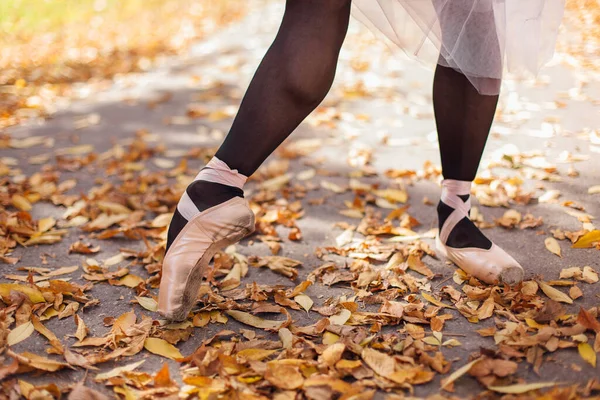 站在室外的芭蕾舞演员脚上的尖鞋 — 图库照片