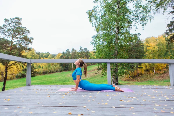 Young Caucasian Woman Doing Yoga Exercises Autumn Park — Stock Photo, Image