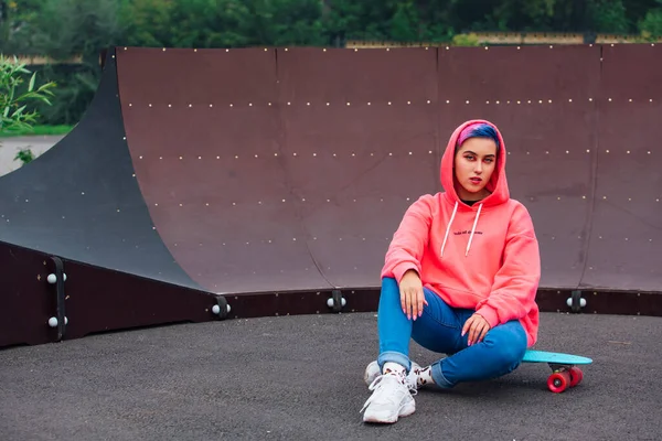 Retrato Una Jovencita Guapa Moda Vestida Con Sudadera Rosa Vaqueros — Foto de Stock